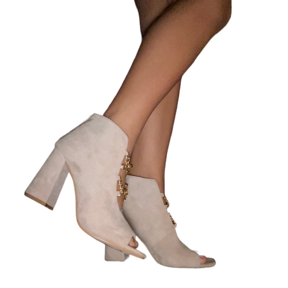 NWOB cream woman heels
